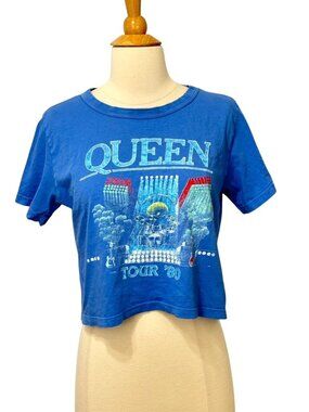 Daydreamer Women's Queen in Concert Tour '80 T-Shirt Blue Cropped Cotton Size M